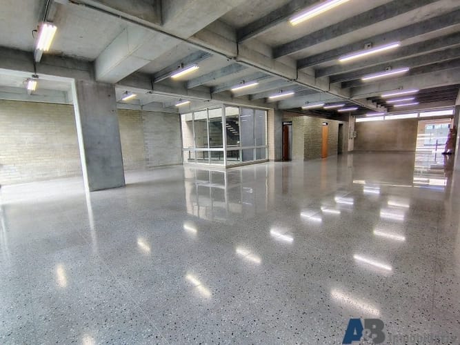 Oficina en arriendo en El Poblado, Medellín, 215 m² · foto 5 de 8