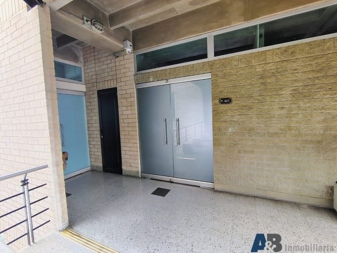 Oficina en arriendo en El Poblado, Medellín, 350 m² · foto 2 de 11