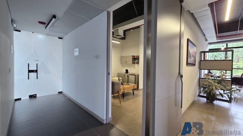 Oficina en arriendo en Altos Del Poblado, Medellín, 242 m² · foto 17 de 24