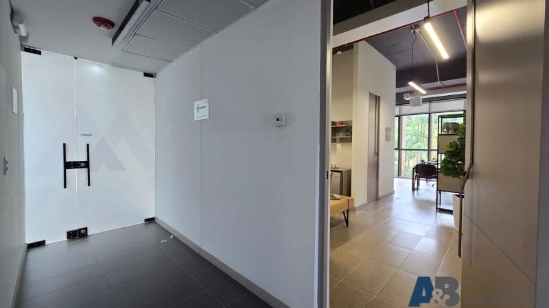Oficina en arriendo en Altos Del Poblado, Medellín, 242 m² · foto 18 de 24