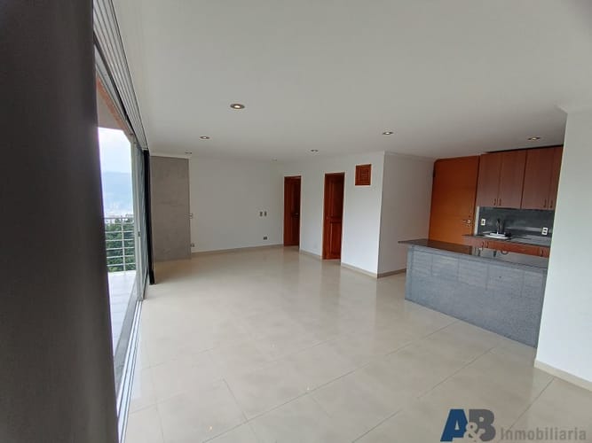Apartaestudio en arriendo en El Tesoro, Medellín, 54 m² · foto 2 de 10