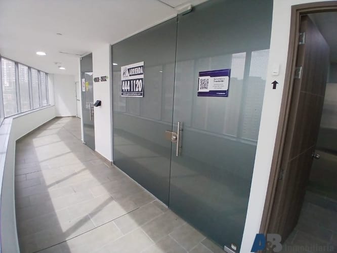 Oficina en arriendo en El Poblado, Medellín, 221 m² · foto 2 de 16