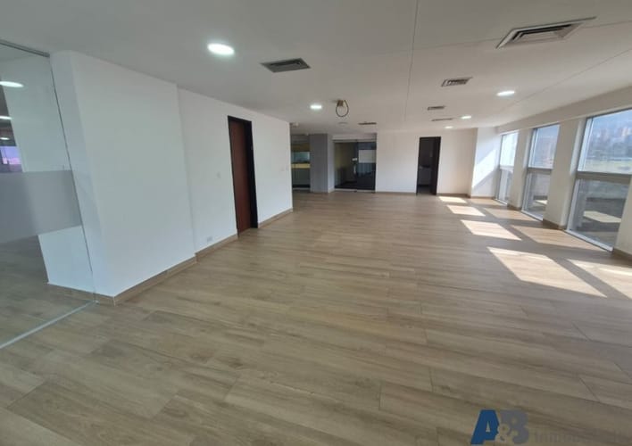 Oficina en arriendo en El Diamante No. 2, Medellín, 246 m² · foto 2 de 5