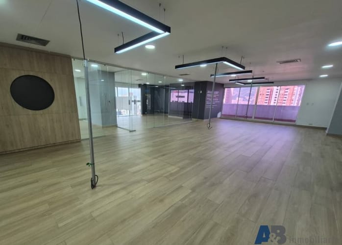 Oficina en arriendo en El Diamante No. 2, Medellín, 246 m² · foto 3 de 5