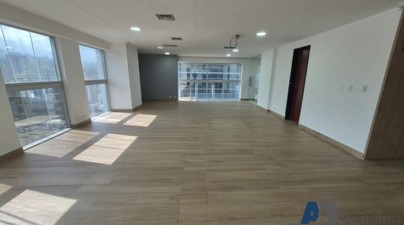 Oficina en arriendo en El Diamante No. 2, Medellín, 246 m² · foto 4 de 5