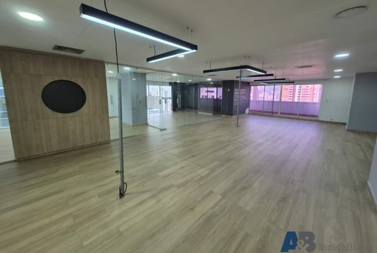 Oficina en arriendo en El Diamante No. 2, Medellín, 246 m² · foto 5 de 5