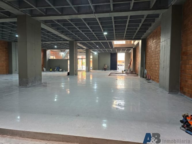 Bodega en arriendo en Perpetuo Socorro, Medellín, 3000 m² · foto 2 de 12
