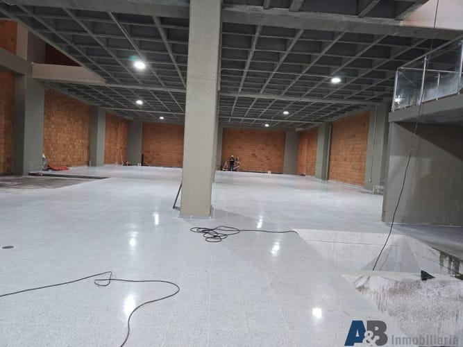 Bodega en arriendo en Perpetuo Socorro, Medellín, 3000 m² · foto 4 de 12
