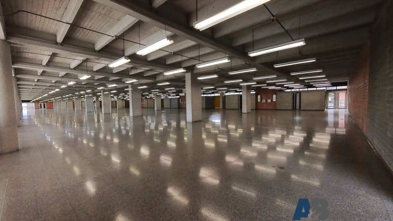Local en arriendo en El Poblado, Medellín, 1980 m² · foto 2 de 8