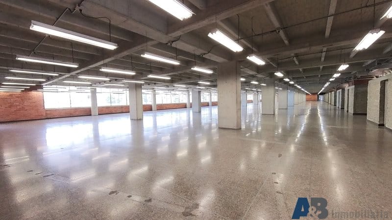 Local en arriendo en El Poblado, Medellín, 1980 m² · foto 4 de 8