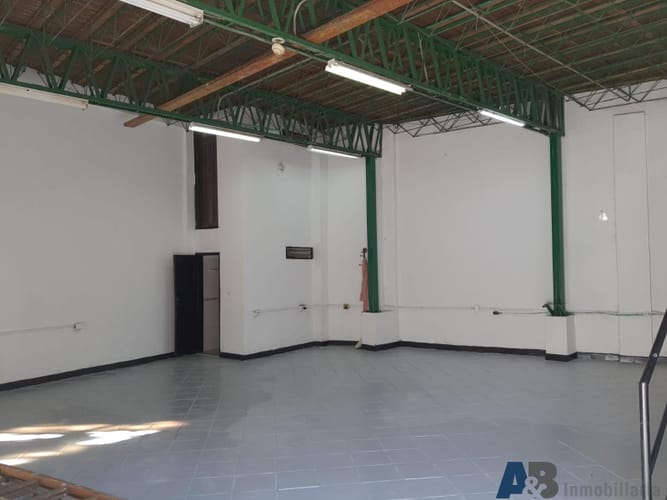 Bodega en arriendo en Perpetuo Socorro, Medellín, 180 m² · foto 2 de 13
