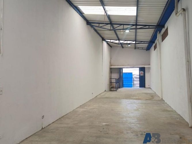 Bodega en arriendo en Naranjal, Medellín, 80 m² · foto 3 de 8