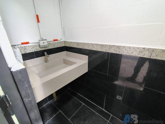 Bodega en arriendo en Trinidad, Medellín, 360 m² · foto 17 de 18