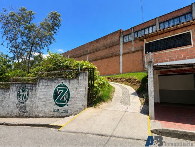 Bodega en arriendo en Laureles, Medellín, 500 m² · foto 2 de 11