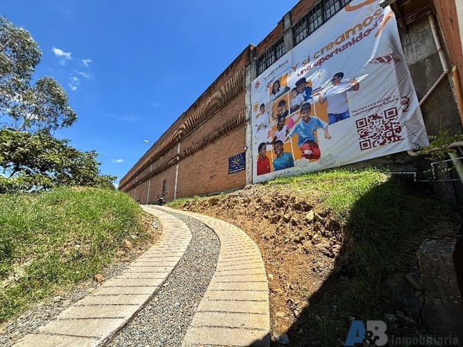 Bodega en arriendo en Laureles, Medellín, 500 m² · foto 8 de 11
