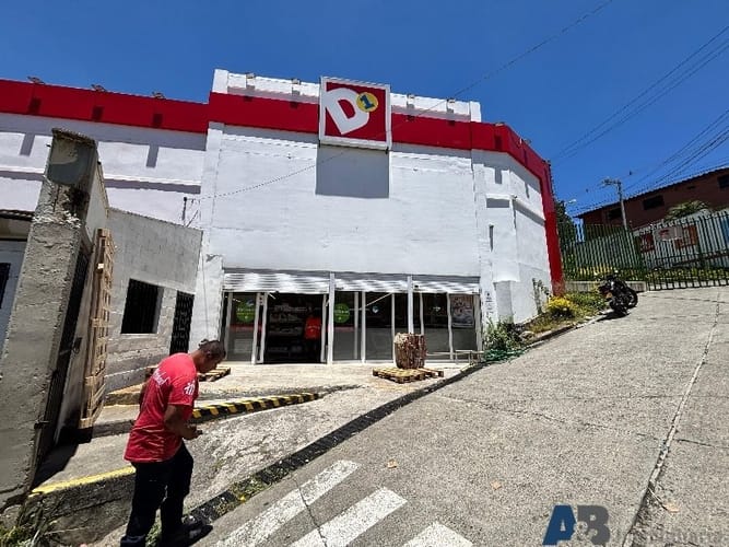 Bodega en arriendo en Laureles, Medellín, 500 m² · foto 10 de 11