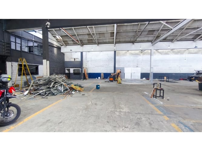 Bodega en arriendo en Perpetuo Socorro, Medellín, 1000 m² · foto 3 de 10