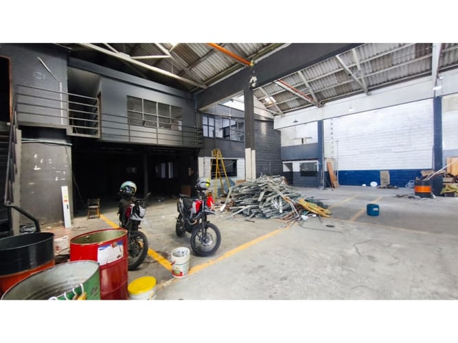 Bodega en arriendo en Perpetuo Socorro, Medellín, 1000 m² · foto 4 de 10