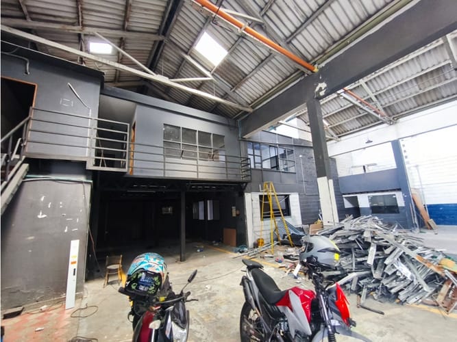 Bodega en arriendo en Perpetuo Socorro, Medellín, 1000 m² · foto 7 de 10