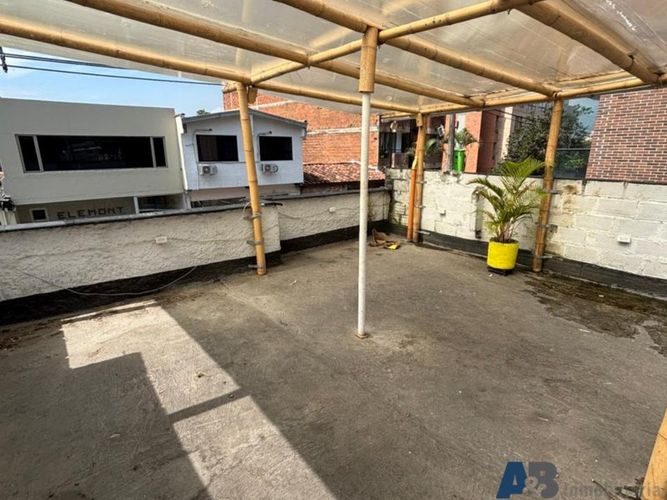Casa de 11 alcobas en venta en Manila, Medellín, 300 m² · foto 15 de 16