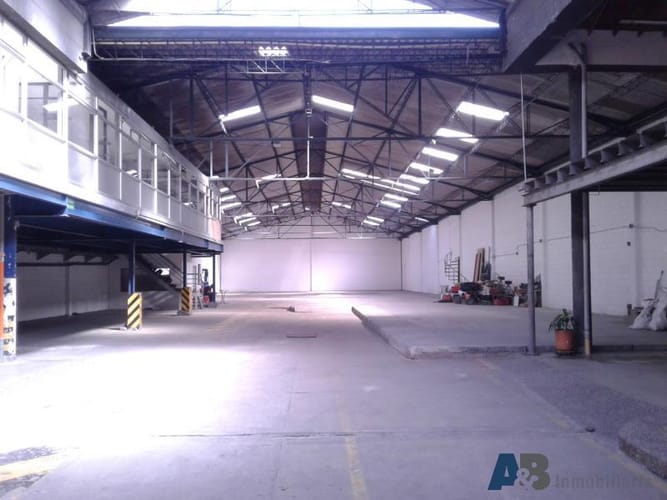 Bodega en venta en El Poblado, Medellín, 1700 m² · foto 2 de 22