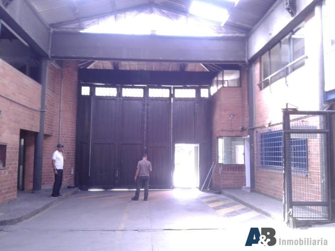 Bodega en venta en El Poblado, Medellín, 1700 m² · foto 4 de 22