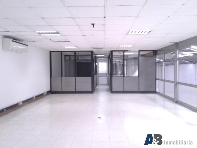 Bodega en venta en El Poblado, Medellín, 1700 m² · foto 18 de 22