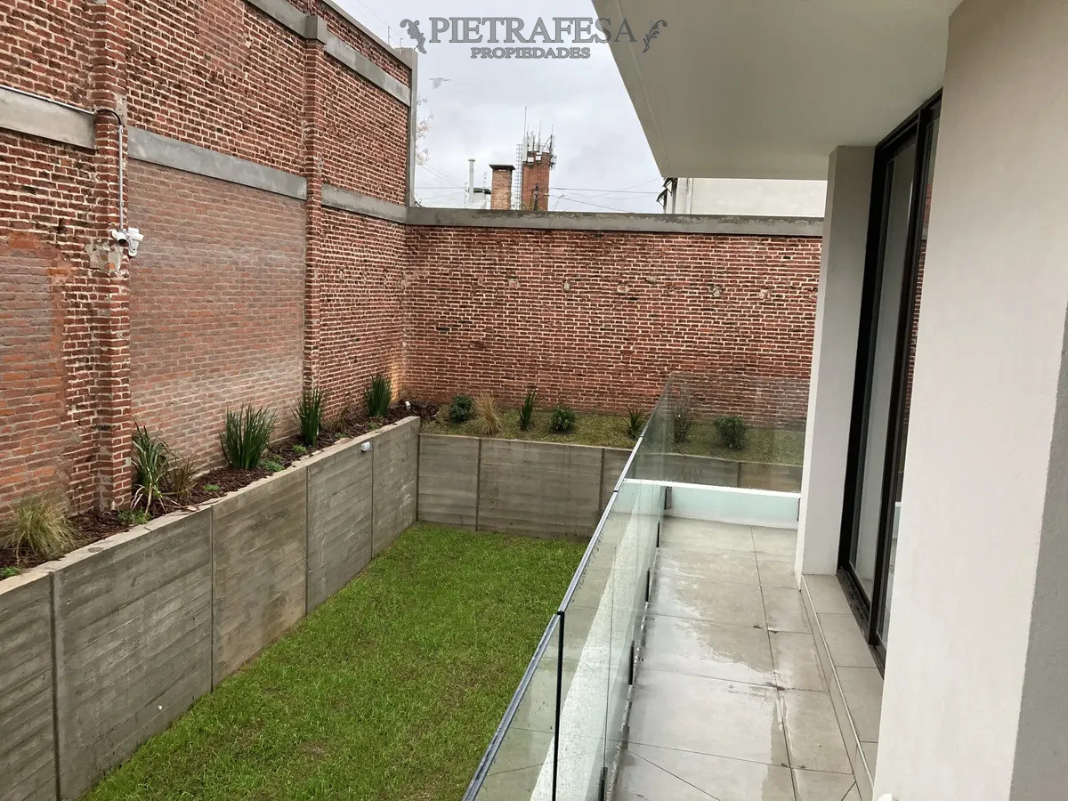 Apartamento en alquiler, 2 dormitorios, 1 baño, terraza. Prado.