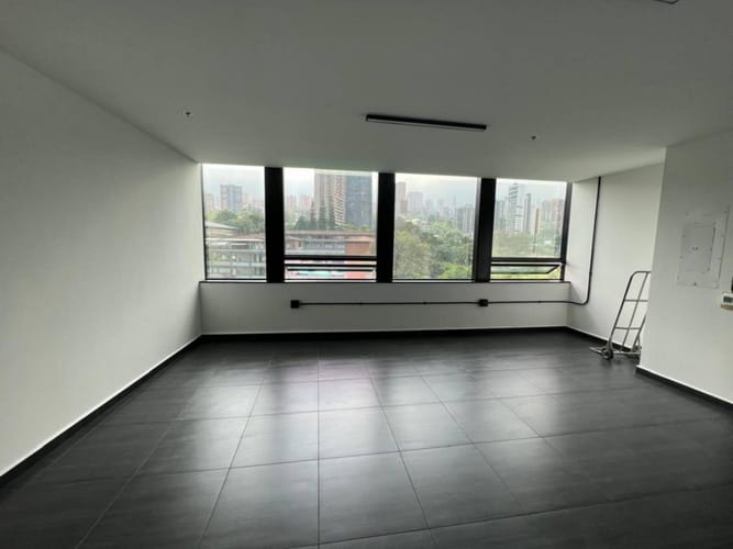 Oficina en arriendo en La Aguacatala, Medellín, 114 m² · foto 6 de 13