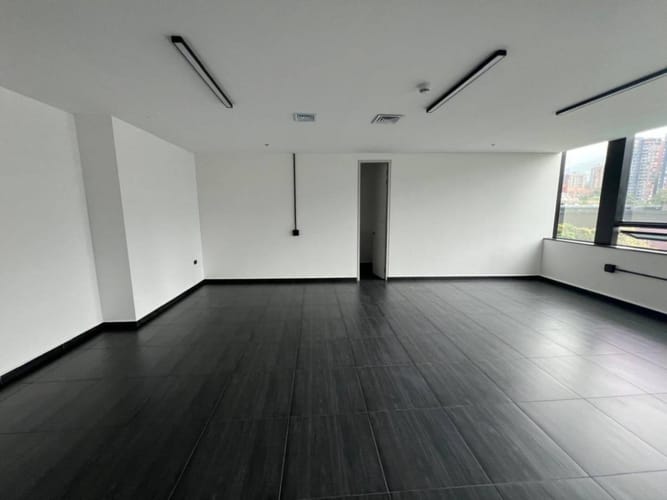 Oficina en arriendo en La Aguacatala, Medellín, 114 m² · foto 9 de 13