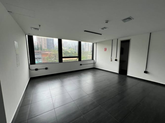 Oficina en arriendo en La Aguacatala, Medellín, 114 m² · foto 12 de 13