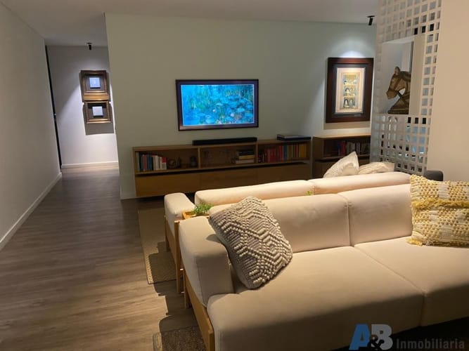 Apartamento de 2 alcobas en venta en El Poblado, Medellín, 110 m² · foto 3 de 11