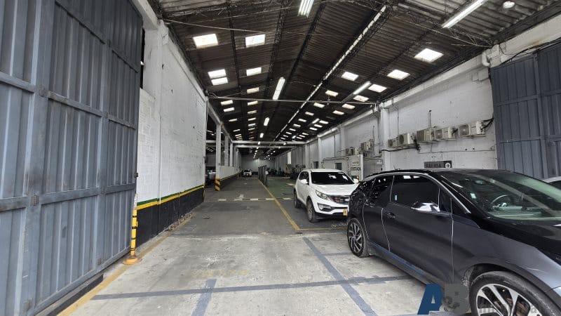 Bodega en venta en El Poblado, Medellín, 2060 m² · foto 3 de 6