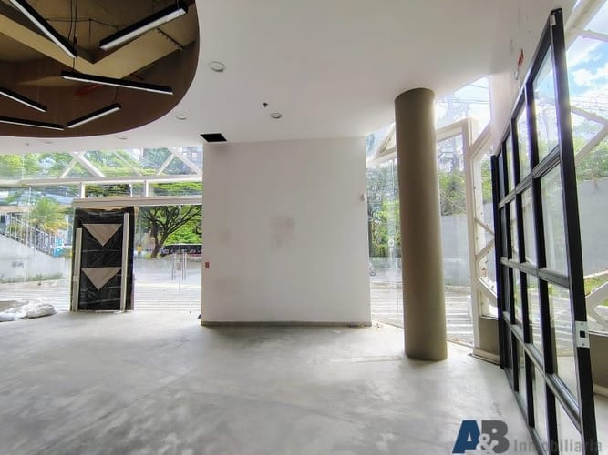 Local en arriendo en Castropol, Medellín, 508 m² · foto 2 de 24
