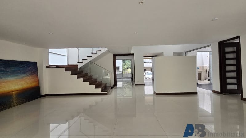 Casa de 4 alcobas en venta en San Lucas, Medellín, 340 m² · foto 2 de 24