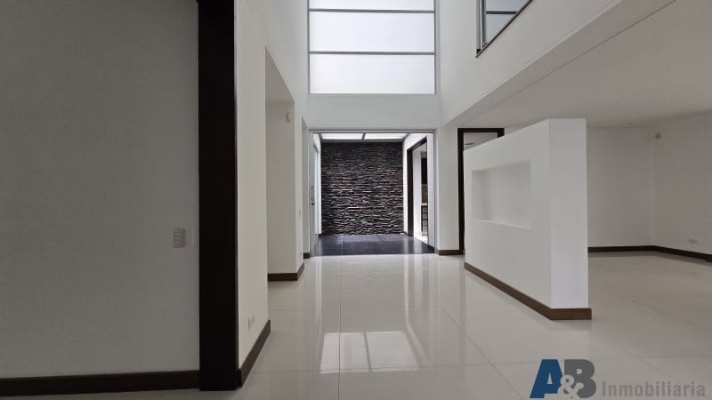 Casa de 4 alcobas en venta en San Lucas, Medellín, 340 m² · foto 5 de 24