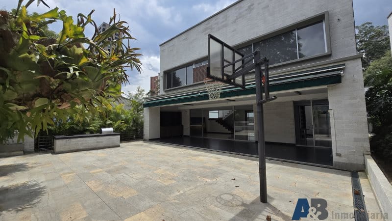 Casa de 4 alcobas en venta en San Lucas, Medellín, 340 m² · foto 8 de 24