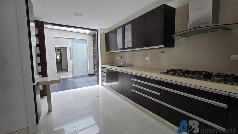 Casa de 4 alcobas en venta en San Lucas, Medellín, 340 m² · foto 13 de 24