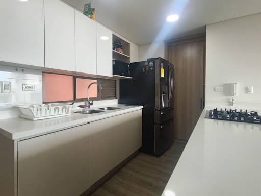 Apartamento de 2 alcobas en venta en El Poblado, Medellín, 91 m² · foto 4 de 15