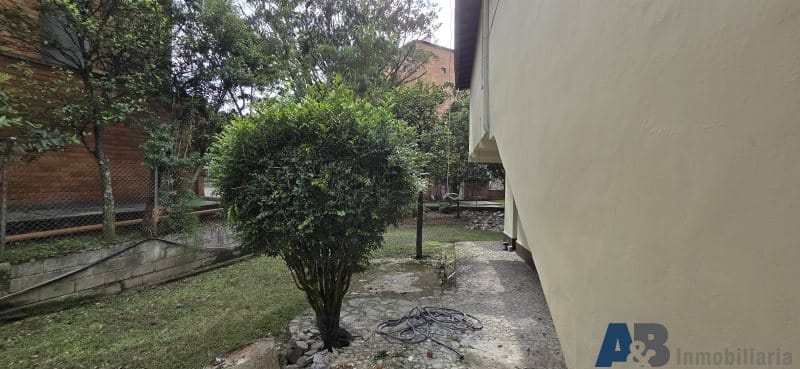 Casa de 10 alcobas en venta en Señorial, Envigado, 1650 m² · foto 3 de 21
