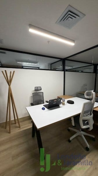 Oficina en arriendo en Los Colores, Medellín, 144 m² · foto 4 de 5