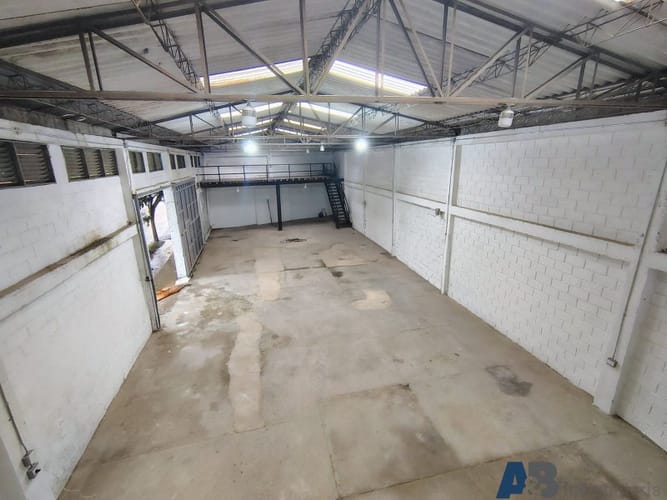 Bodega en venta en La Independencia, Itagüí, 330 m² · foto 2 de 14
