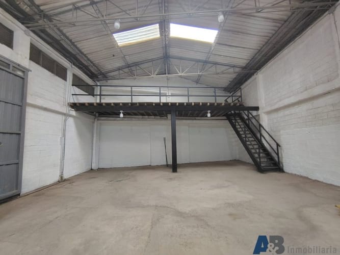 Bodega en venta en La Independencia, Itagüí, 330 m² · foto 3 de 14