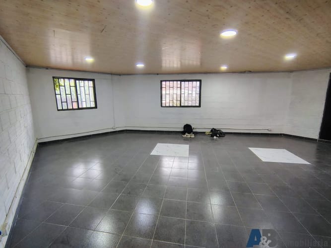 Bodega en venta en La Independencia, Itagüí, 330 m² · foto 10 de 14