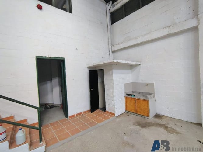Bodega en venta en La Independencia, Itagüí, 330 m² · foto 11 de 14