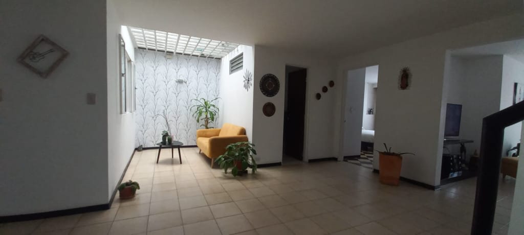 Casa de 7 alcobas en venta en Ciudad Jardin Norte, Bogotá, 263 m² · foto 3 de 23