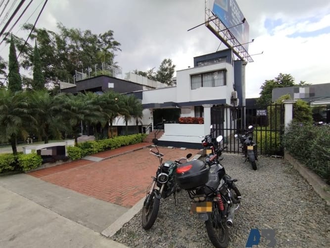 Casa de 7 alcobas en venta en Las Lomas, Medellín, 420 m² · foto 2 de 23