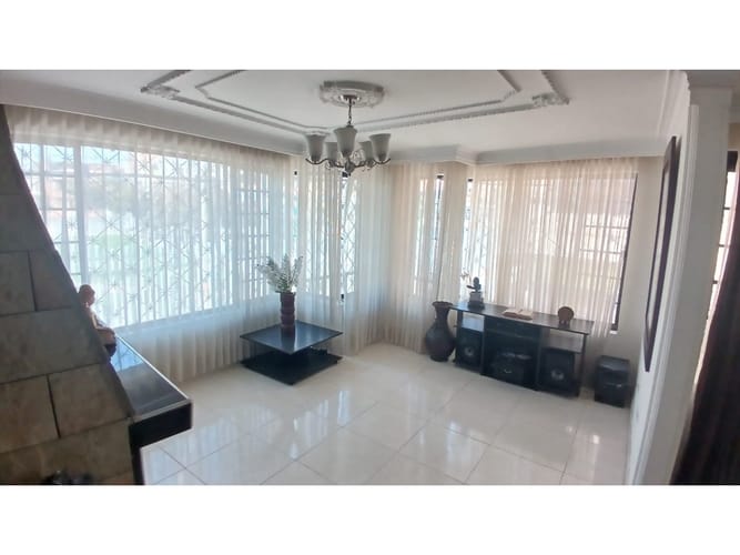 Casa de 6 alcobas en venta en El Sol, Funza, 237 m² · foto 2 de 24