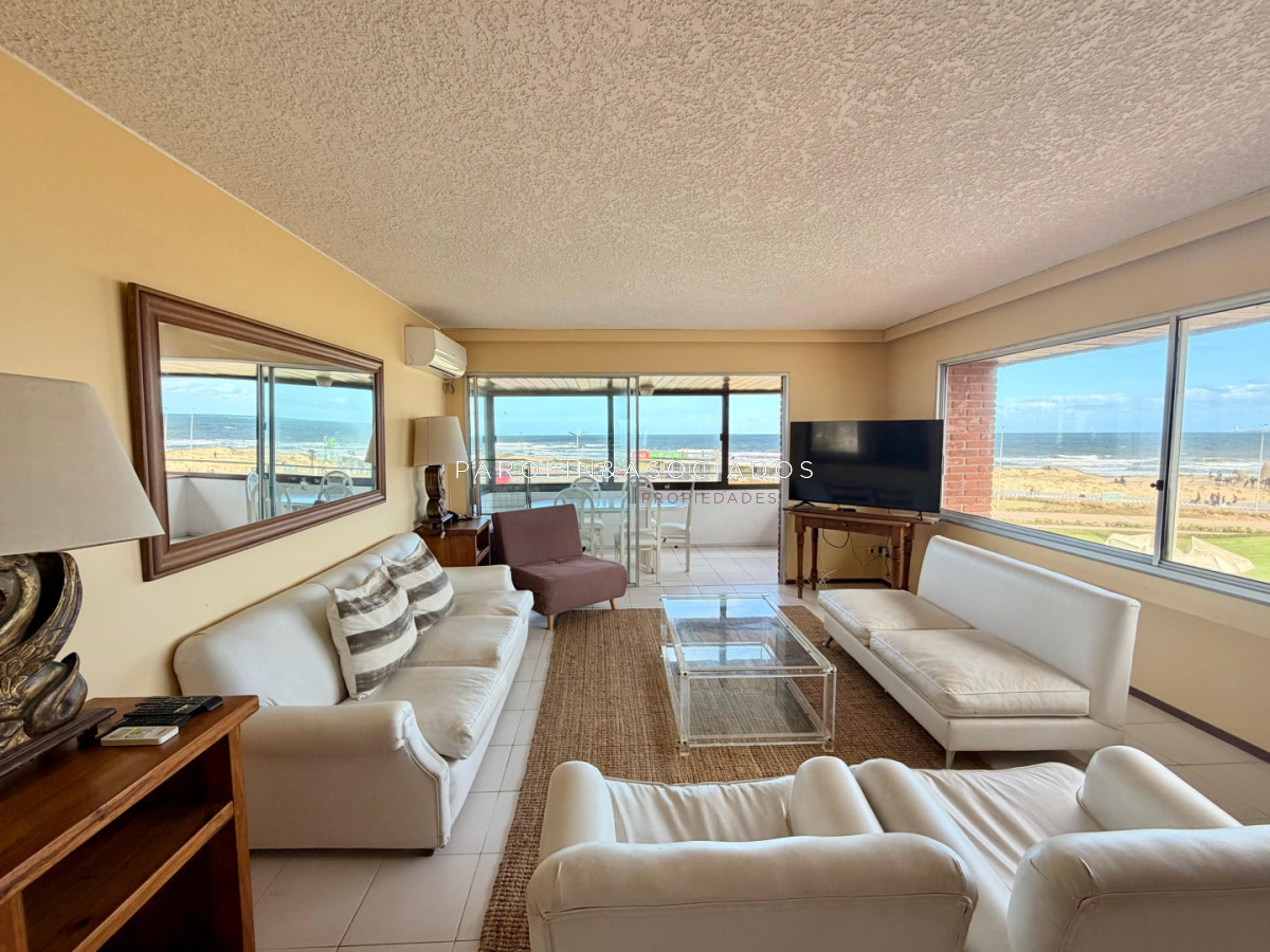 Apartamento de 3 dormitorios en primera linea