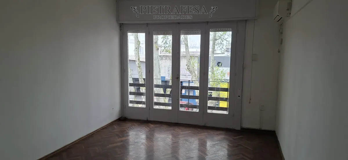 Apartamento en alquiler, 2 dormitorios 1 baño, balcón. Unión